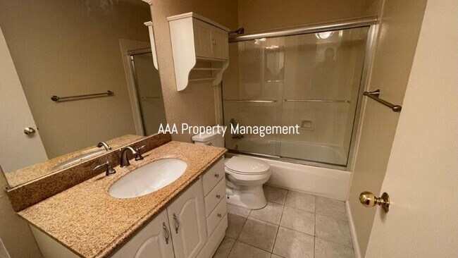 Building Photo - Beautiful 4 bedroom 2.5 bath townhome w/ v...
