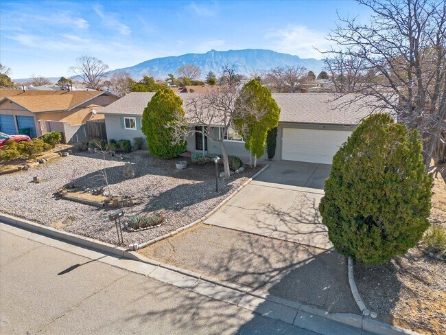 Building Photo - Spacious 4-Bed, 2-Bath Home | Large Backyard| Quick Access to Highway 528 and Other Routes| Pre-L...