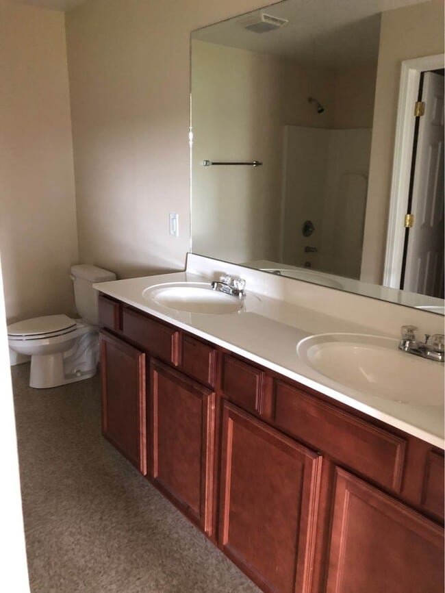 Building Photo - 708 Chatham Ct