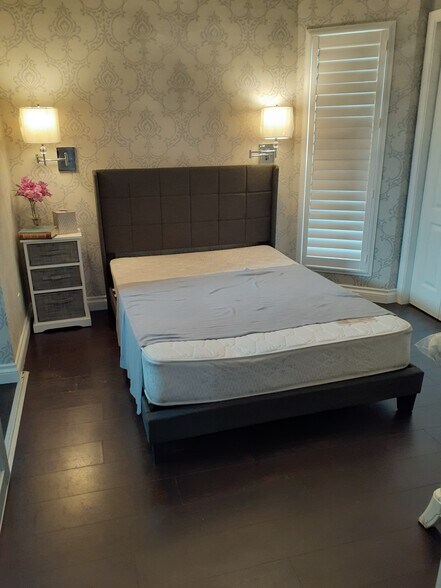 Full size Bed - 3437 Caspian Dr