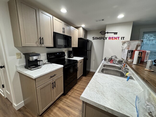 Building Photo - Renovated 2 Bedroom, 2 Bathroom on Campus! Available Now!