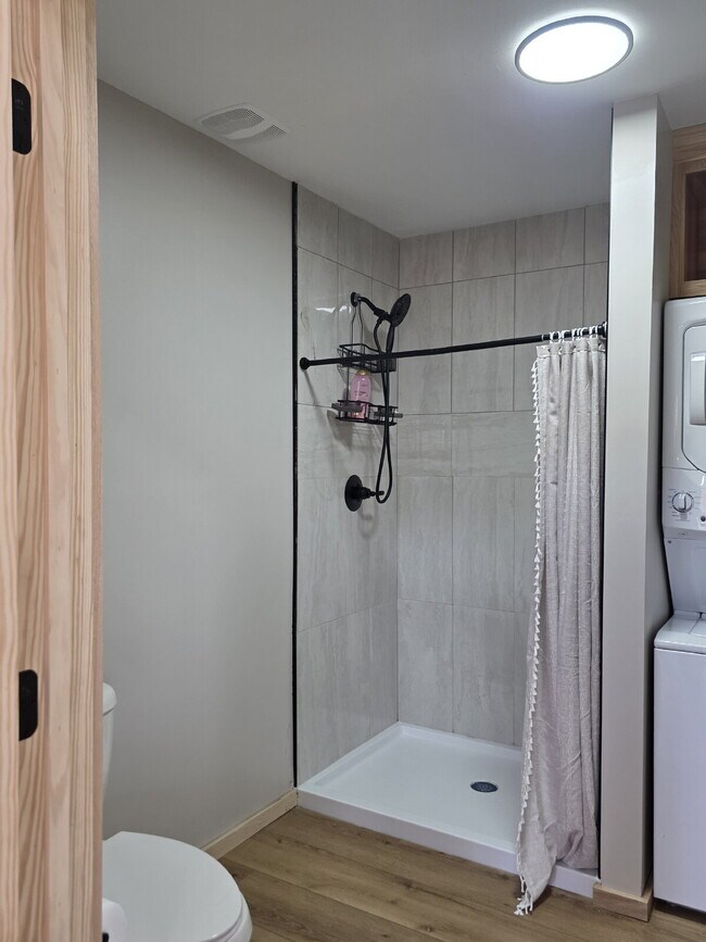 Building Photo - Beautiful peaceful 2/1 for rent! Fully furnished