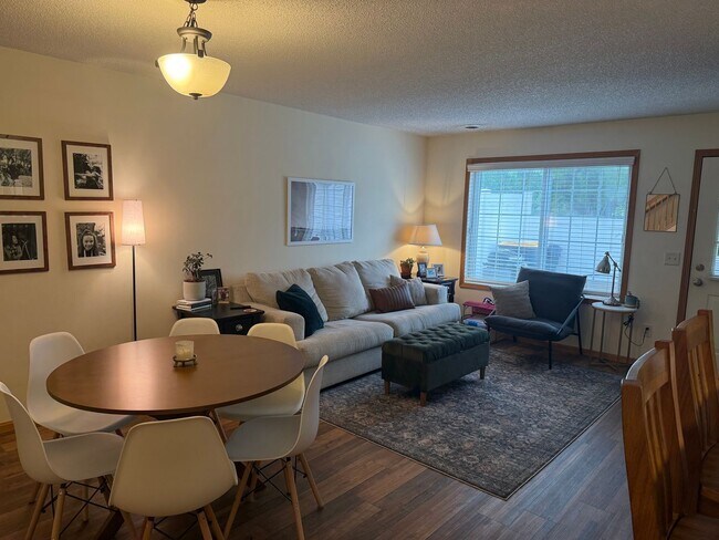 Building Photo - 2 Bed | 1.5 Bath Townhome with Attached Garage- Apple Valley -Available NOW
