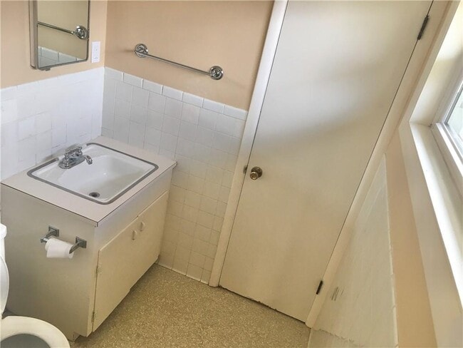 Building Photo - 101 E 1st St