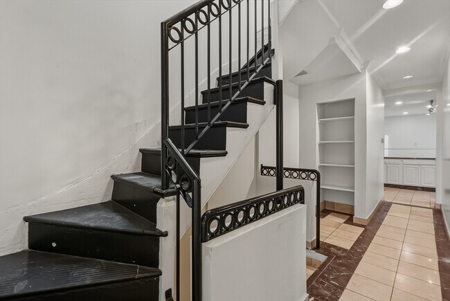 Building Photo - 571 Somerville Ave