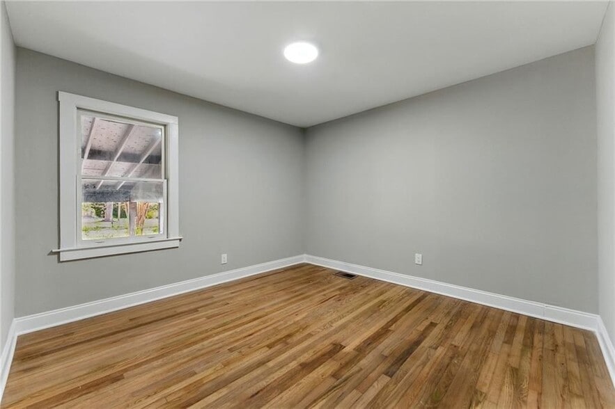 Building Photo - 10 Cochran Rd SE