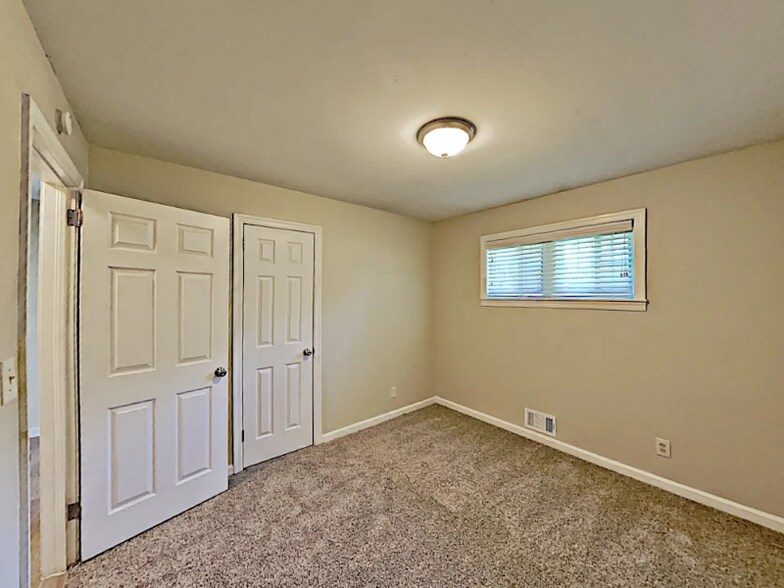 Building Photo - 728 Birchwood Ln SW