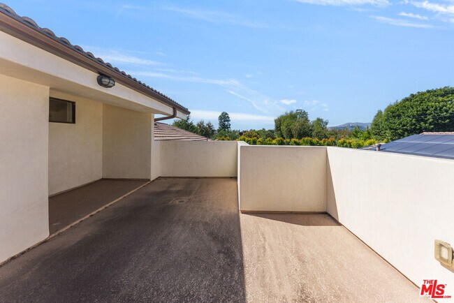 Building Photo - 363 S Saltair Ave