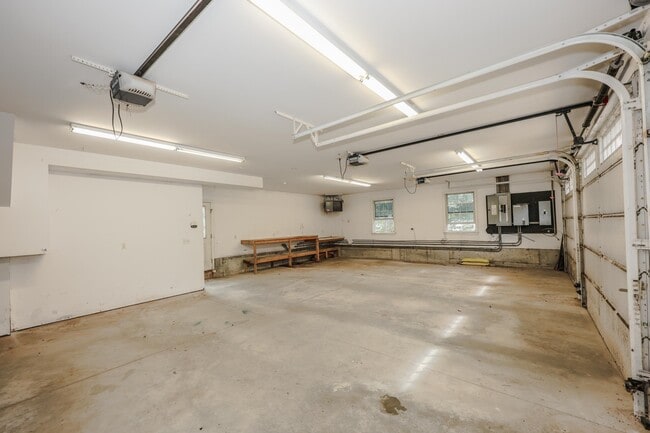 Building Photo - 55 Holbrook Hill Rd