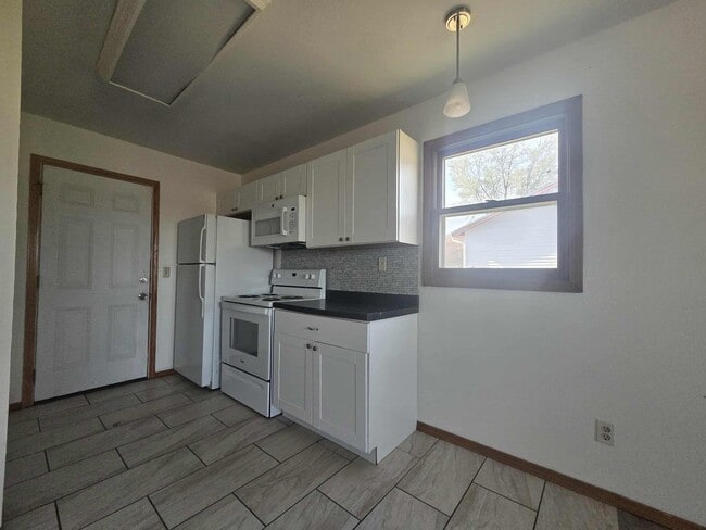 Building Photo - Updated duplex for rent!