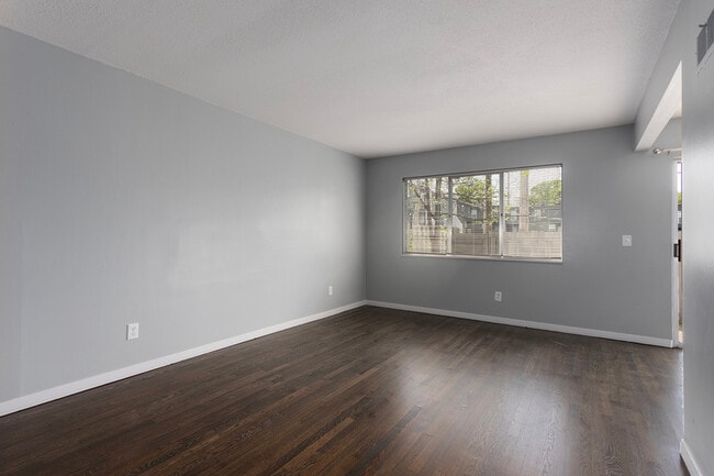 Building Photo - 421 W 87 Pl