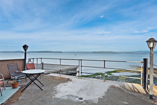 Building Photo - 4703 Beach Dr SW