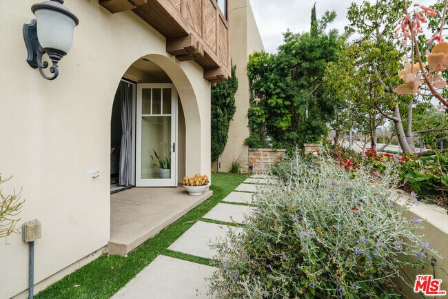 Building Photo - 13065 Bluff Creek Dr