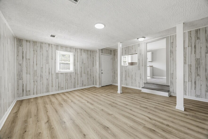Building Photo - 1337 Radio Dr