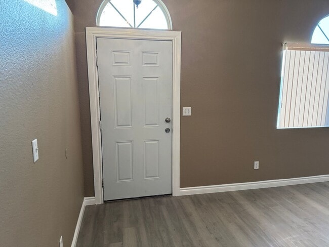 Building Photo - 2 Bedroom FAST MOVE IN!