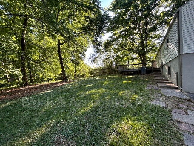 Building Photo - 906 Forestglen Dr