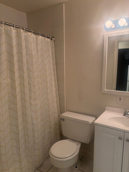 Building Photo - 2424 E Webster Pl