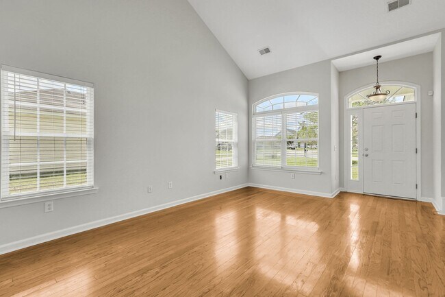 Building Photo - 145 Red Oak Dr