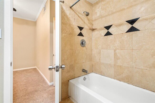 Building Photo - 505 Bellevue Pl