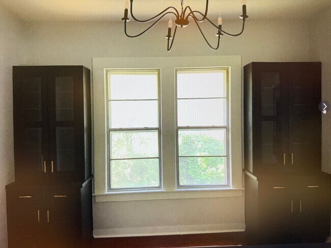 Building Photo - Charming 2 bed 2 bath 1 car garage AND 2 CAR CARPORT!!  Modern Farmhouse with Glassed in Sunroom!