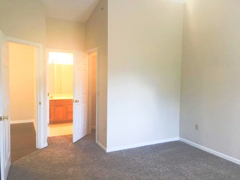Building Photo - 2317 Vicente Ct
