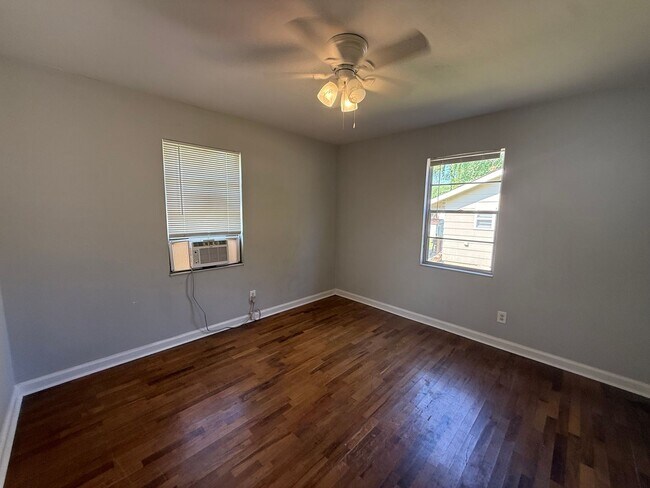 Building Photo - 2/1 Home Available Now!