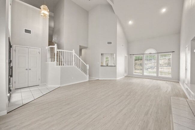 Building Photo - Spacious 3 Bed, 2.5 Bath in Prime Lakeway Location