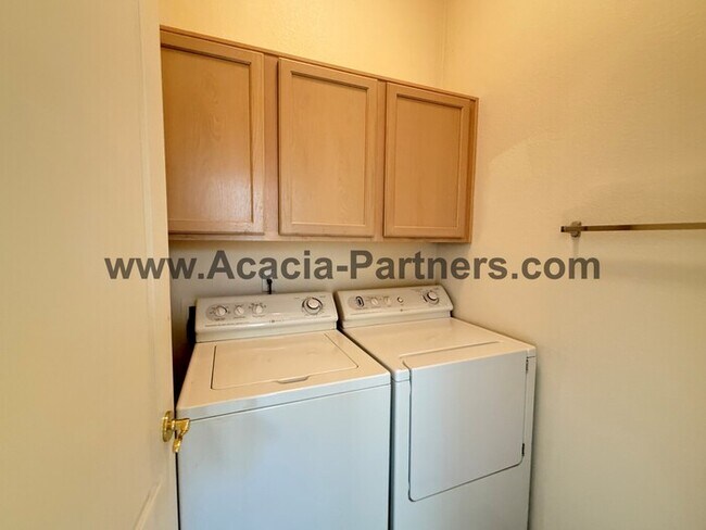 Building Photo - Gated Two Bedroom Home