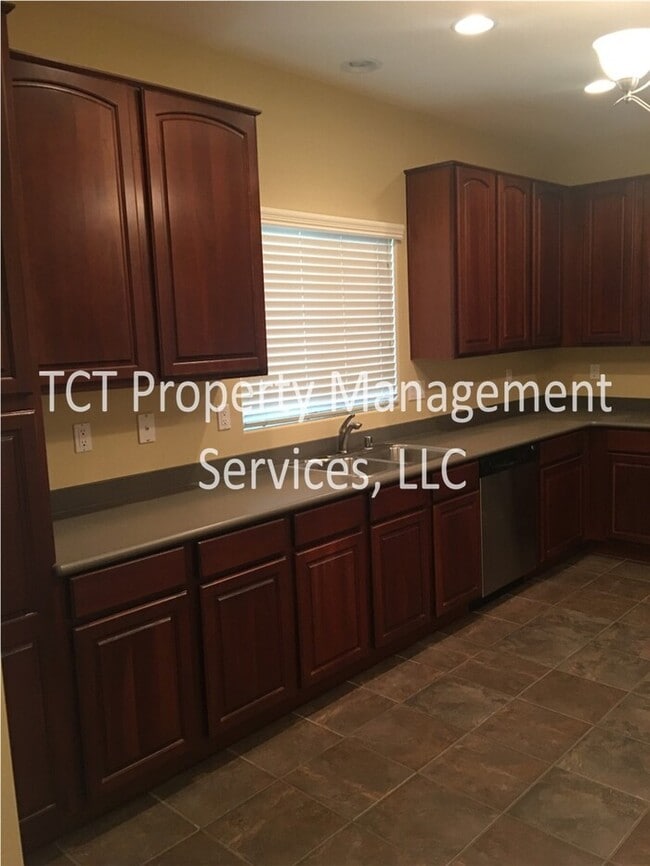 Building Photo - Upgraded Beautiful 3 bedroom 2.5 bath townhouse in The Cottages