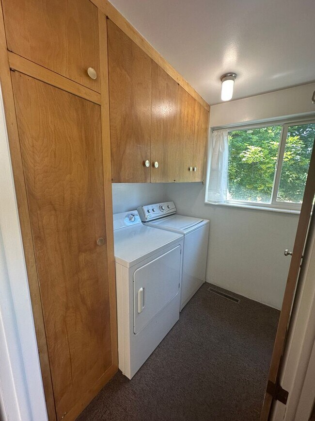 Building Photo - Healy Duplex