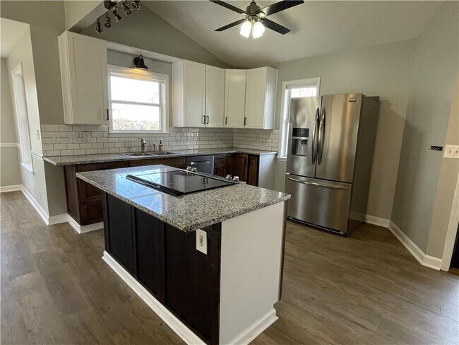 Building Photo - 3492 Point View Cir