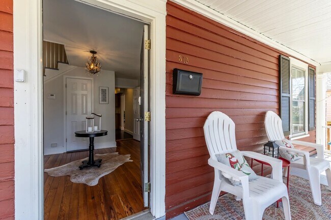 Building Photo - Walk to Main Street Restaurants and Downtown! Charming home, just like grandma's house!