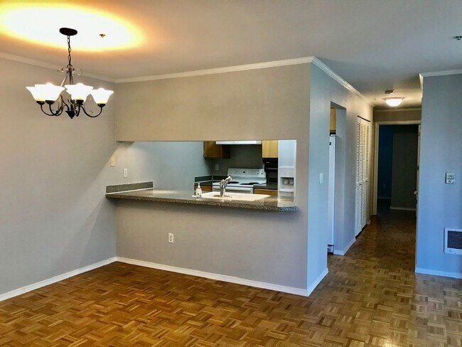 Building Photo - Two Bedroom/Two bath Capitol Hill Condo - ...