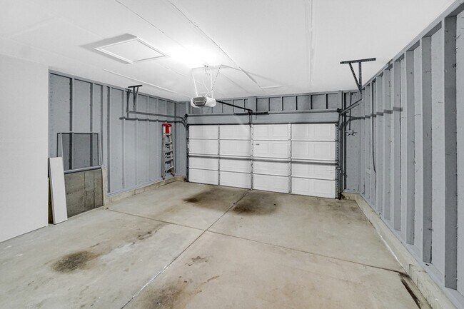 Building Photo - 2325 Summerlin Dr