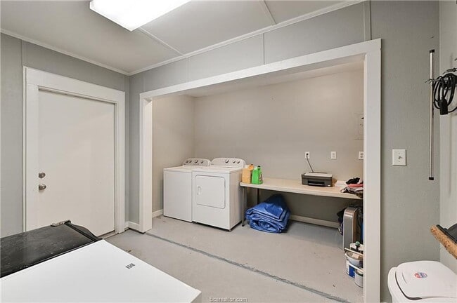 Building Photo - AUGUST PRE-LEASE!! 4 bed, 3 bath house on ...