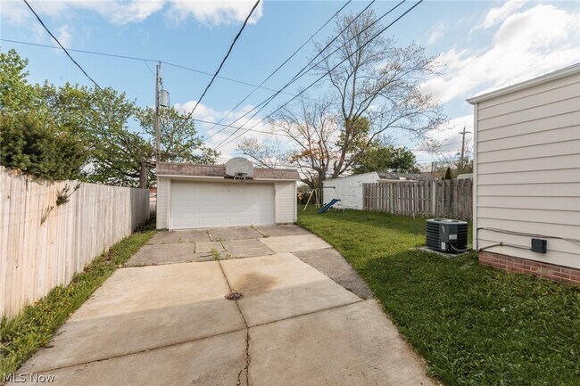 Building Photo - 4441 Baintree Rd