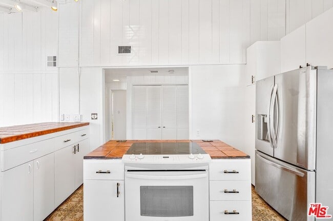 Building Photo - 112 Fleet St