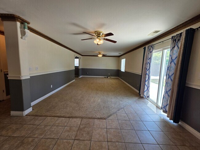Building Photo - 4 bedroom 3 bathroom in SE Visalia!