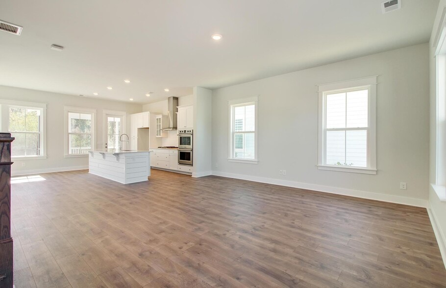 Building Photo - 302 Julian Hamlet