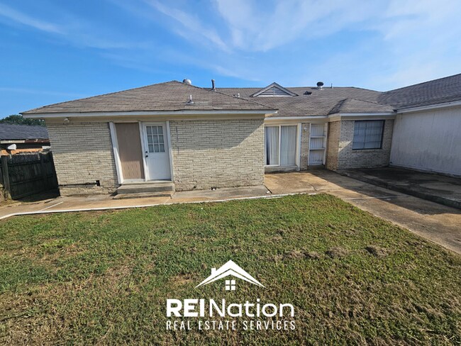 Building Photo - SPRAWLING 4BR/2BA MEMPHIS HOME! | Brick Fireplace & 2-Car Garage | Fenced Yard!