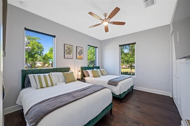 Building Photo - 902 W Plymouth St