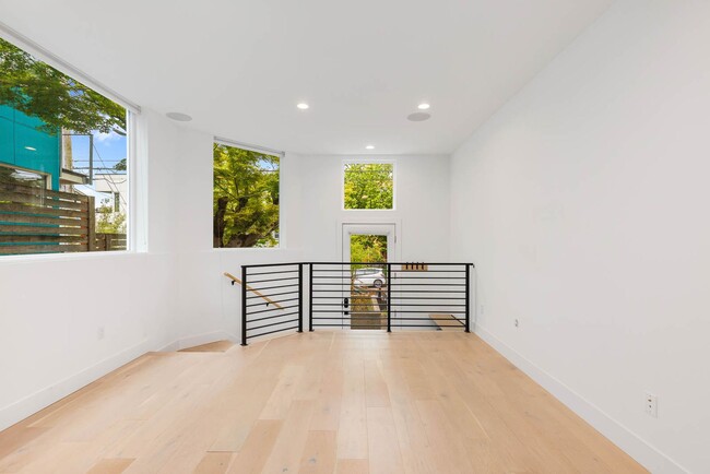Building Photo - 922 14th Ave