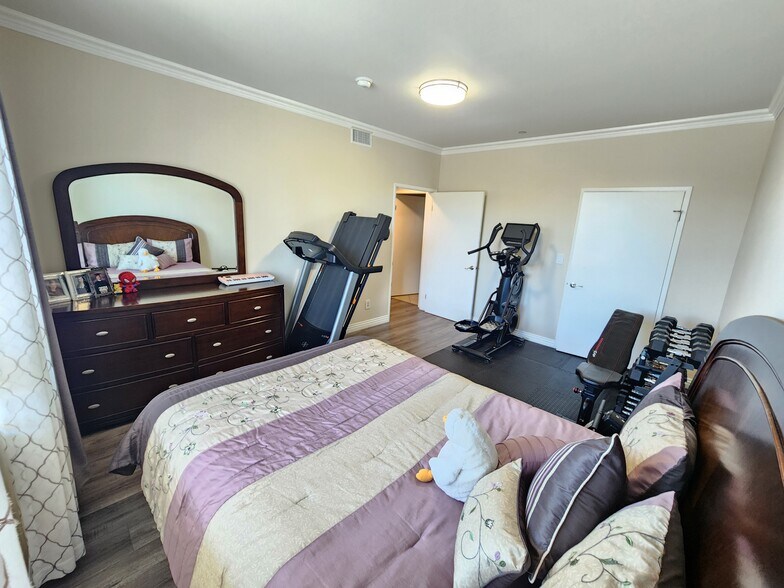 Building Photo - 13941 Sherman Way