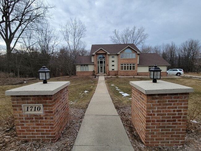 Primary Photo - Upscale and Spacious Cedar Falls House for...