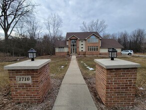 Building Photo - Upscale and Spacious Cedar Falls House for...