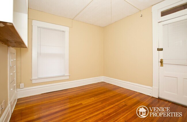 Building Photo - 66 E Northwood Ave