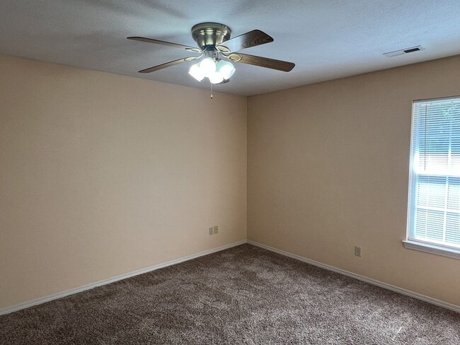 Building Photo - 4 Bedroom Home in SE Springfield!
