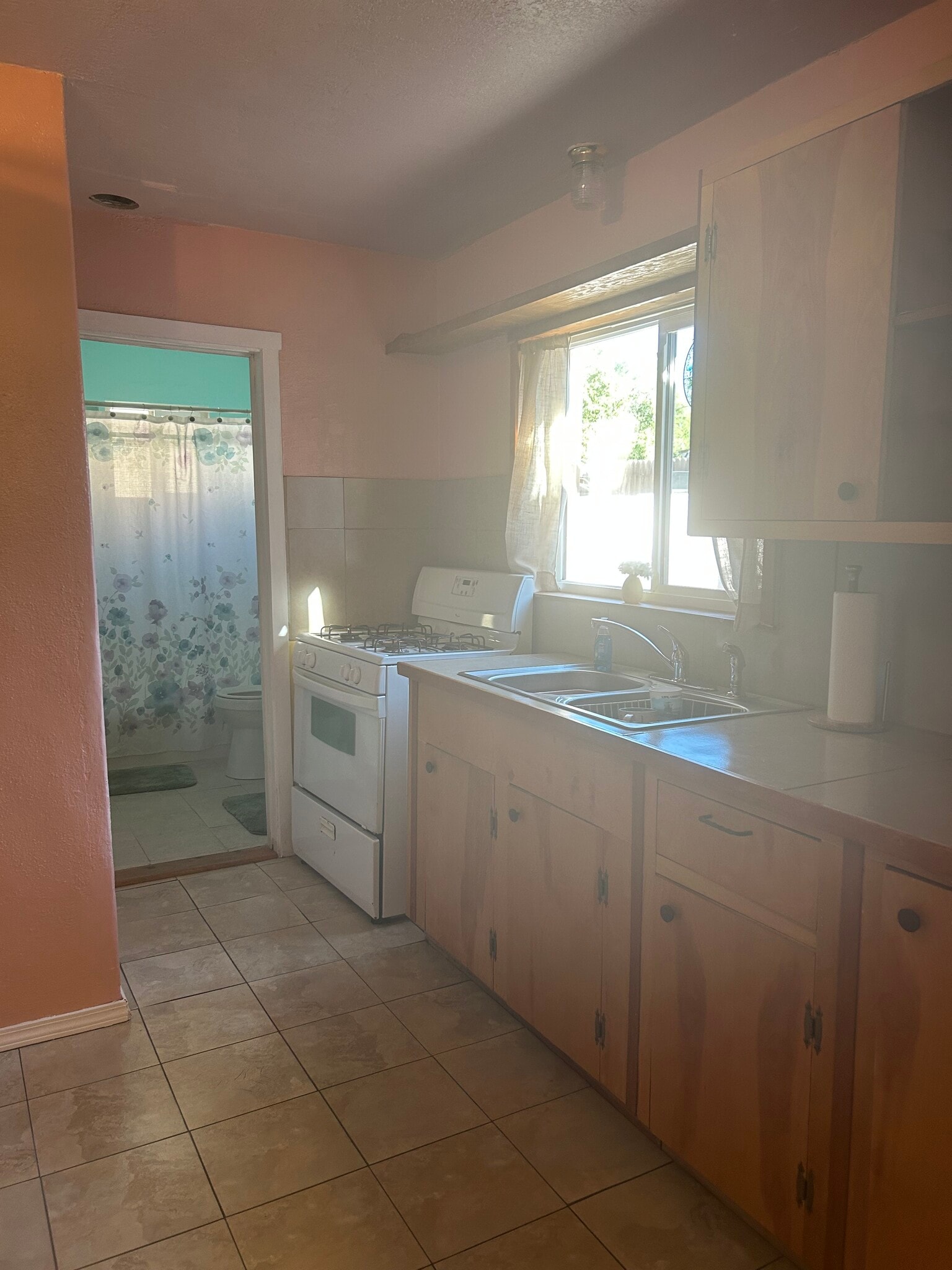 Building Photo - 706 E Fairview Ln