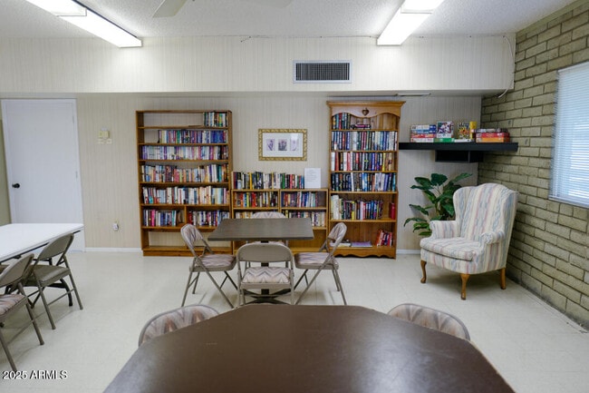 Building Photo - 2136 E Betty Elyse Ln