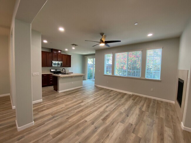 Building Photo - Lovely Laguna Pointe Condo!